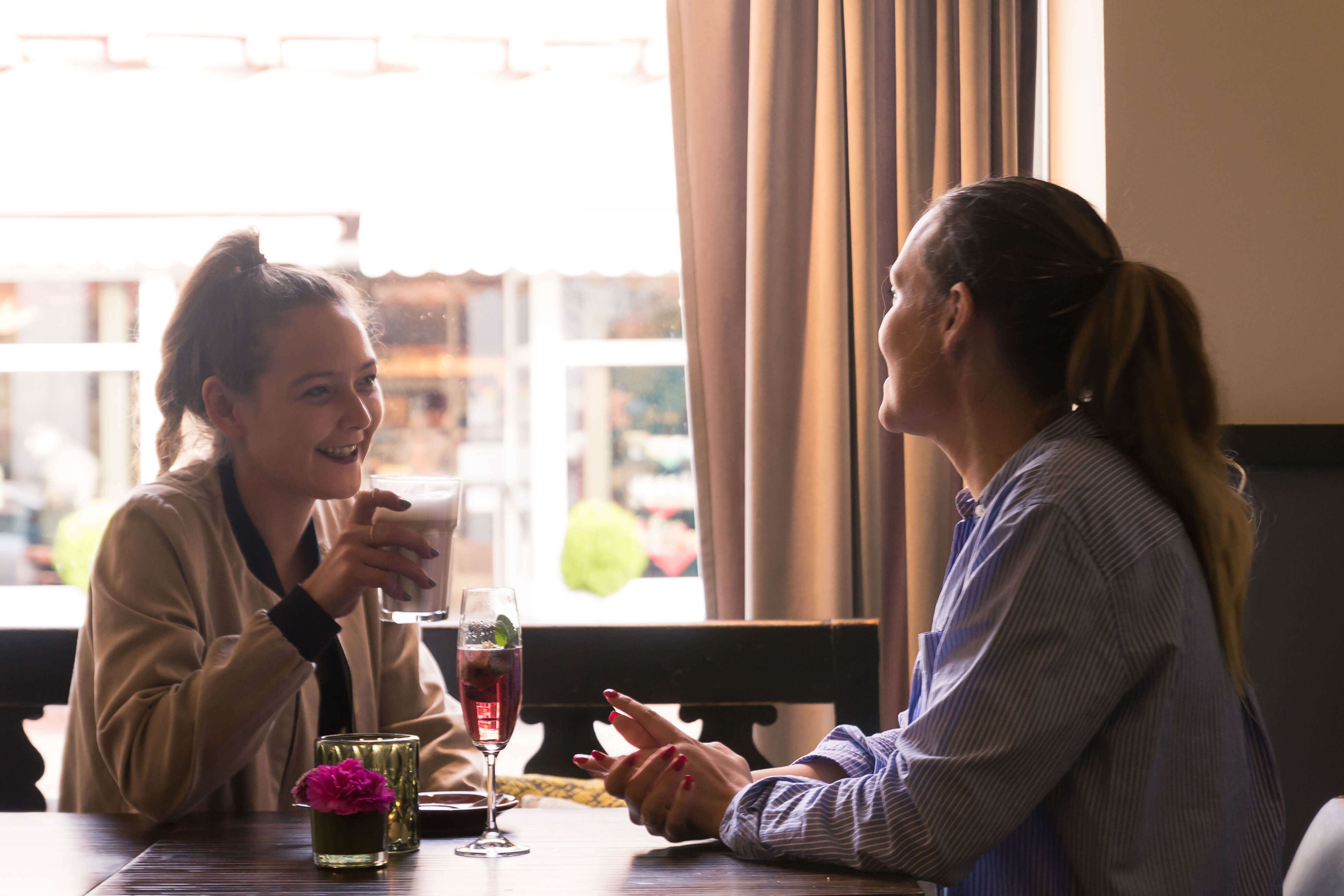 zwei Frauen im italienischen Café in Seligenstadt
